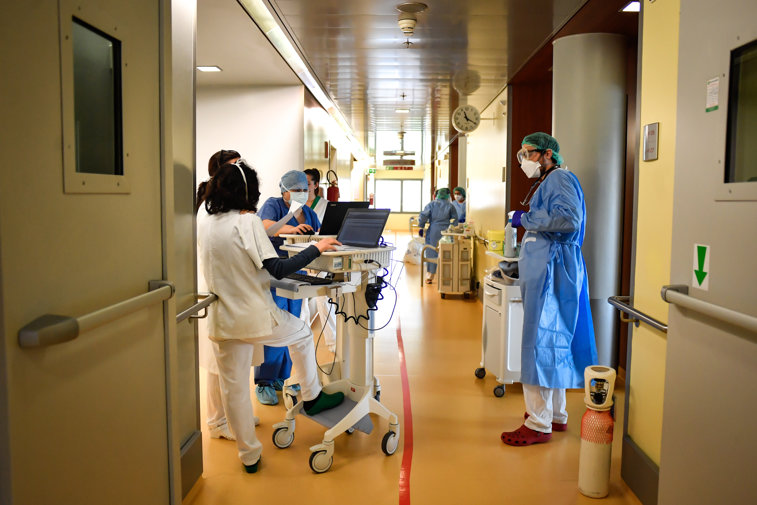 Imaginea articolului Peste 6% din bolnavii de COVID-19 din România lucrează în sistemul medical