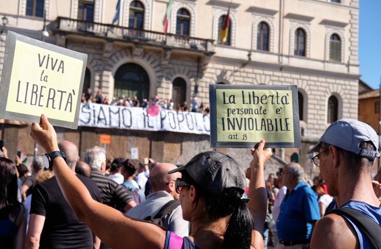 Imaginea articolului VIDEO Negaţioniştii au ieşit în stradă la Roma. Protest împotriva "dictaturii sanitare"