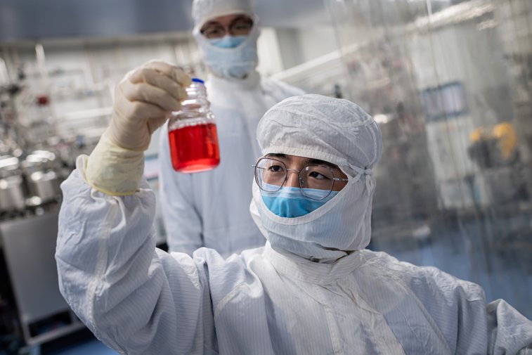 Imaginea articolului Wall Street Journal: China injectează sute de mii de oameni cu vaccinuri experimentale împotriva Covid-19