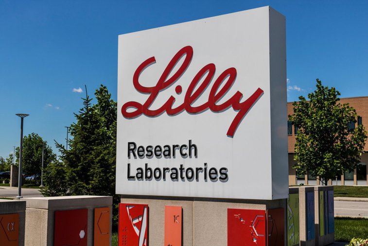 Imaginea articolului Compania Eli Lilly întrerupe testările pentru medicamentul anti COVID-19, din motive de siguranţă. Donald Trump a primit aceeaşi formă de medicament
