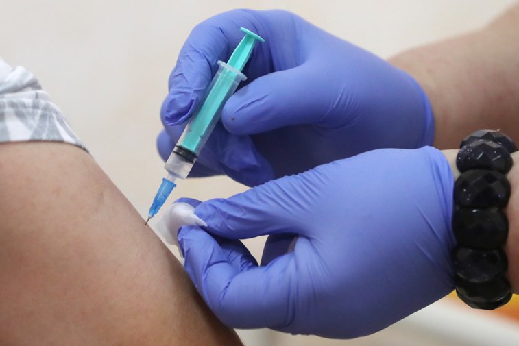 Imaginea articolului Marea Britanie este prima ţară care îşi vaccinează personalul medical