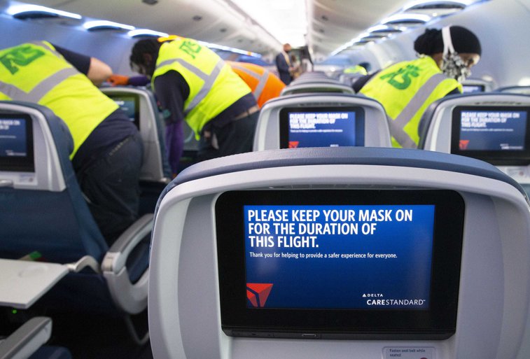 Imaginea articolului O companie aeriană a interzis accesul unui număr de 730 de pasageri pentru că au refuzat să poarte mască de protecţie în timpul zborului