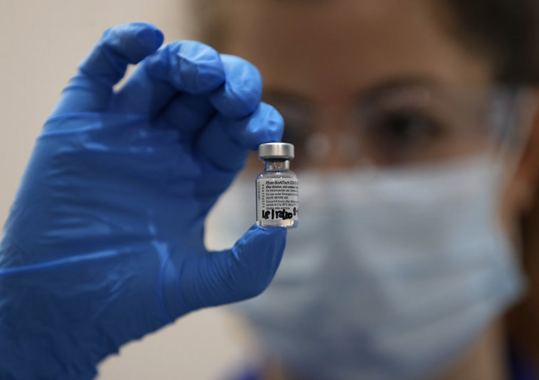 Imaginea articolului Ziua verdictului FDA: Vaccinul Pfizer/BioNTech are şanse mari să primească o autorizaţie provizorie 