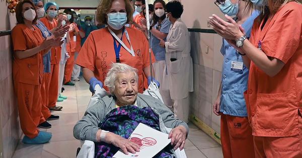 Imaginea articolului A învins Covid-ul la 104 ani. O femeie din Madrid a supravieţuit infectării cu virusul letal