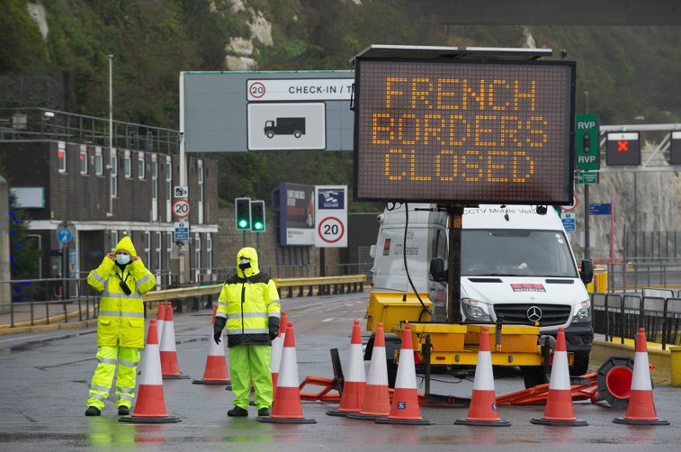 Imaginea articolului Români blocaţi la graniţa dintre Marea Britanie şi Franţa din cauza restricţiilor impuse după identificarea noii tulpini Covid-19