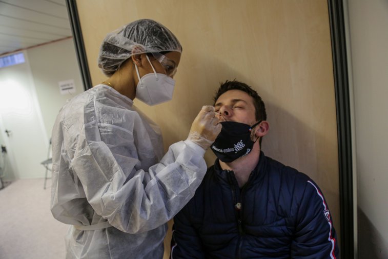 Imaginea articolului Franţa oferă cetăţenie imigranţilor care lucrează în prima linie de apărare împotriva coronavirusului. Peste 700 de oameni beneficiază de pe urma programului