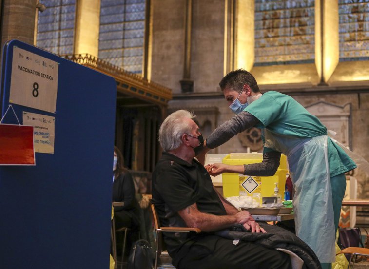 Imaginea articolului Bătrânii din Marea Britanie au ocazia de a se vaccina în Catedrala Salisbury, pe acorduri de muzică clasică