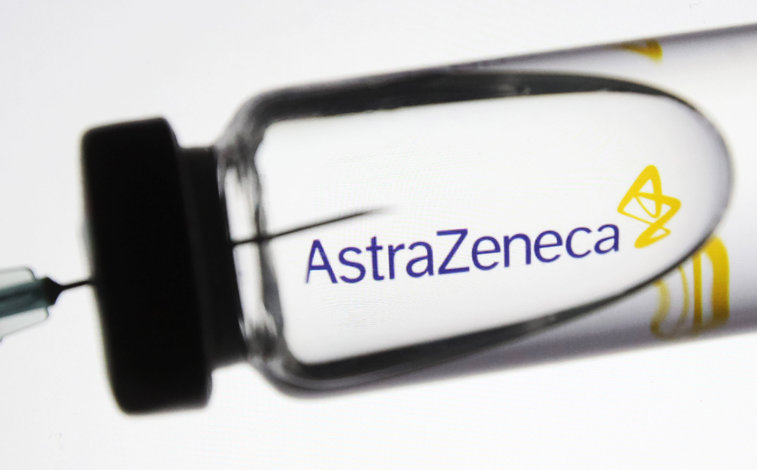 Imaginea articolului AstraZeneca reduce livrările către Europa în primul trimestru. Comisia Europeană a rezervat 400 de milioane de doze de vaccin