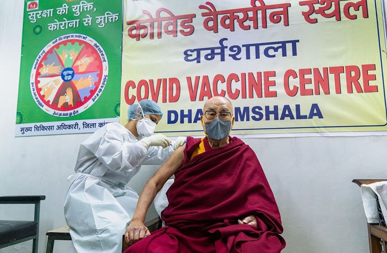 Imaginea articolului Dalai Lama s-a vaccinat. „Este de foarte mare ajutor”