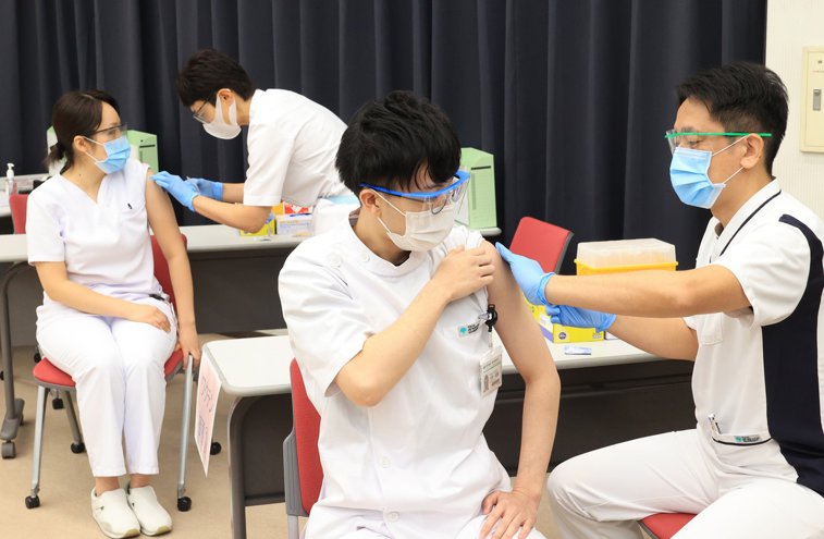 Imaginea articolului Vaccin la alegere, în Japonia: Pfizer, Moderna sau AstraZeneca. Autorităţile luptă cu scepticismul populaţiei