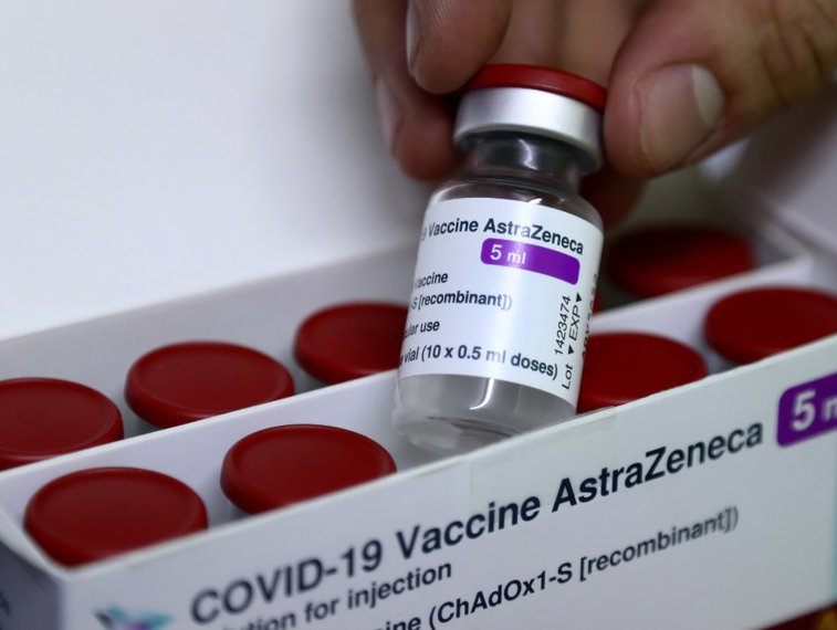 Imaginea articolului Cea mai mare tranşă de vaccin AstraZeneca ajunge astăzi în România: 432.000 de doze