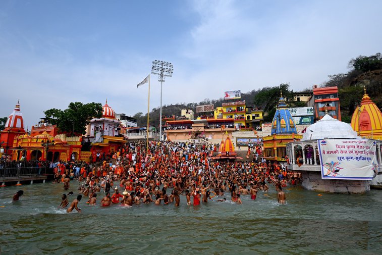 Imaginea articolului Festivalul religios de pe Gange, focar major de COVID în India. Un mare profet hindus a murit, iar numărul cazurilor creşte alarmant