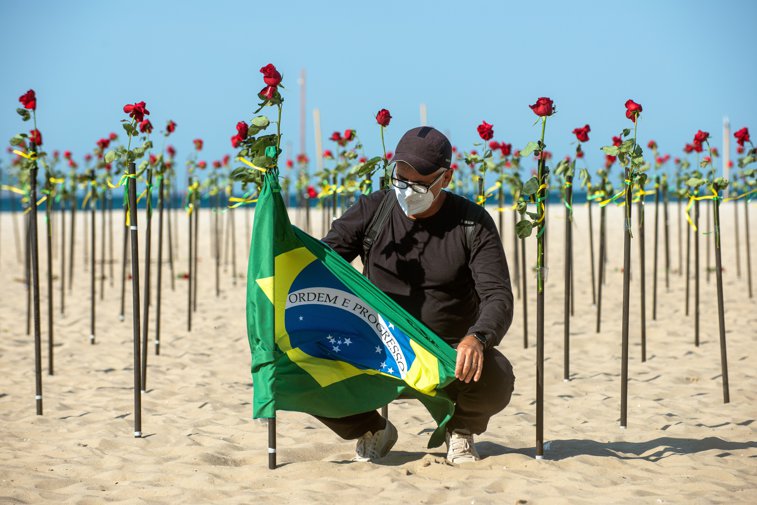 Imaginea articolului Plaja Copacabana, acoperită de trandafiri roşii în amintirea victimelor pandemiei. „Unde am greşit?"