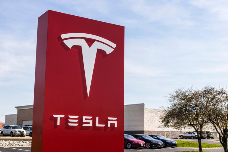 Imaginea articolului Tesla introduce opţiunea de Self-Driving pe maşinile sale, dar legislaţia nu permite folosirea ei