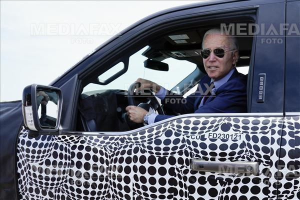 Imaginea articolului Joe Biden se ţine de glume la volan. Şeful SUA a testat o maşină electrică