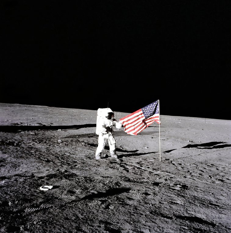 Imaginea articolului Apollo 12, misiunea uitată. Se împlinesc 51 de ani de la a doua aselenizare 