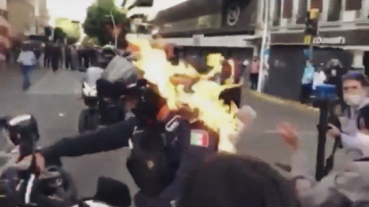 Imaginea articolului VIDEO ŞOCANT: Momentul în care protestatarii îi dau foc unui poliţist, în timpul manifestaţiilor. Protestele s-au extins şi în alte ţări