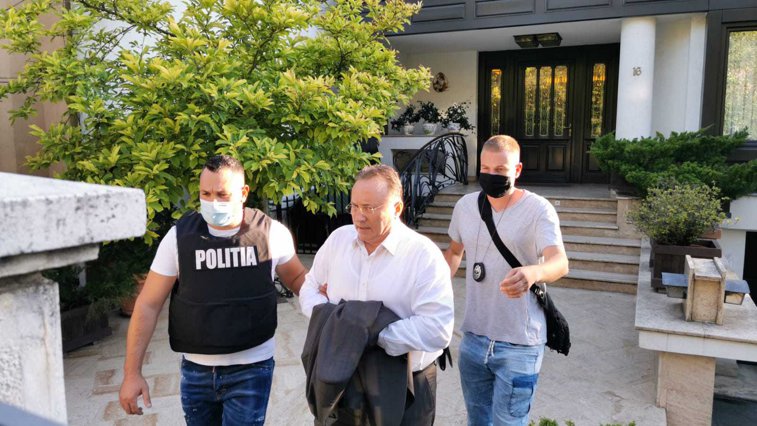 Imaginea articolului Gheorghe Nichita a fost condamnat definitiv la 5 ani de închisoare cu executare. Poliţiştii l-au ridicat pe fostul primar din Iaşi şi l-au dus în arest. VIDEO