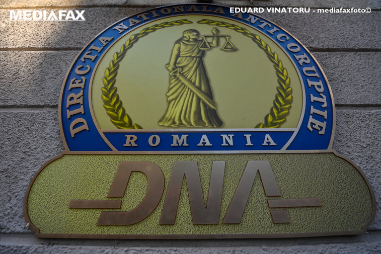 Imaginea articolului Dosarul DNA al corupţiei din Vama Bucureşti: „E grea asta. Ia te rog geanta asta şi pune-o în spate. Asta e ciordeala mea ! (...) S-a dat liber la furat, asta vă spun sigur! La toţi, şi la noi şi la Antifraudă!”