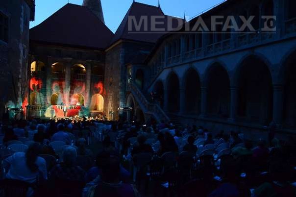 Imaginea articolului Peste 1.500 de persoane, la spectacolul "Eroi şi lumini la Castelul Corvinilor"