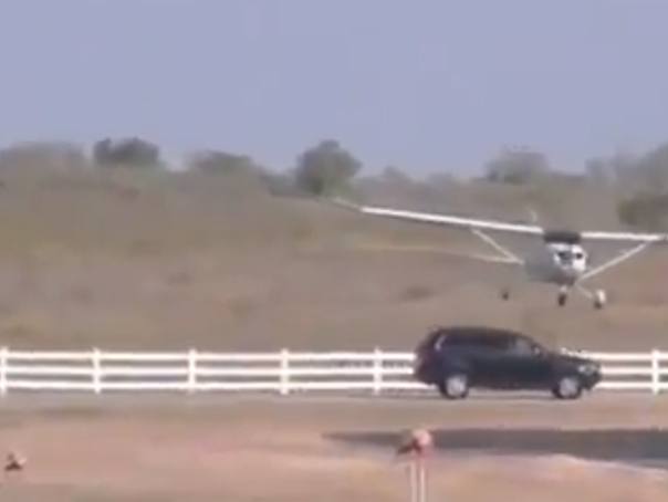 Imaginea articolului ACCIDENT CIUDAT: Un avion s-a ciocnit cu o maşină - VIDEO