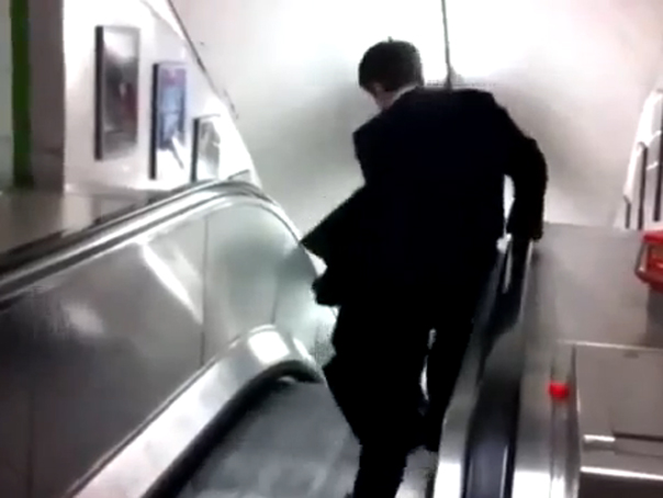 Imaginea articolului VIDEOCLIP AMUZANT: Un bărbat încearcă să coboare pe o scară rulantă care merge în sens invers