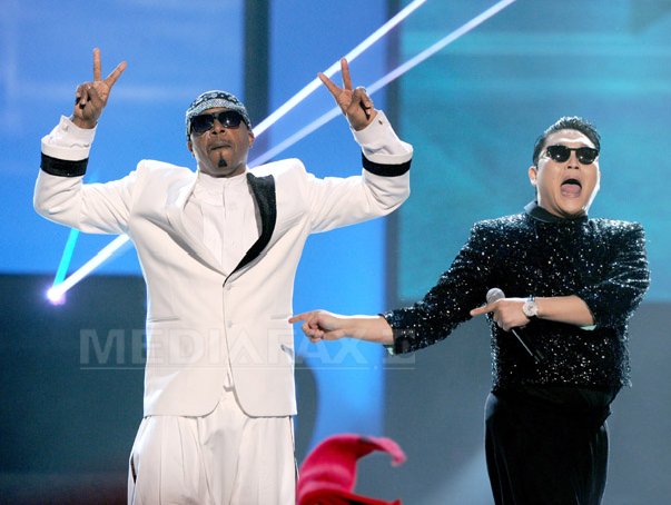 Imaginea articolului Febra GANGNAM STYLE continuă: MC Hammer a dansat alături de Psy pe celebra melodie - VIDEO