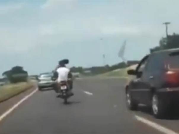 Imaginea articolului Sărut la 80 de km/oră, pe motocicletă. Gestul unui cuplu brazilian a uimit colegii de trafic - VIDEO 