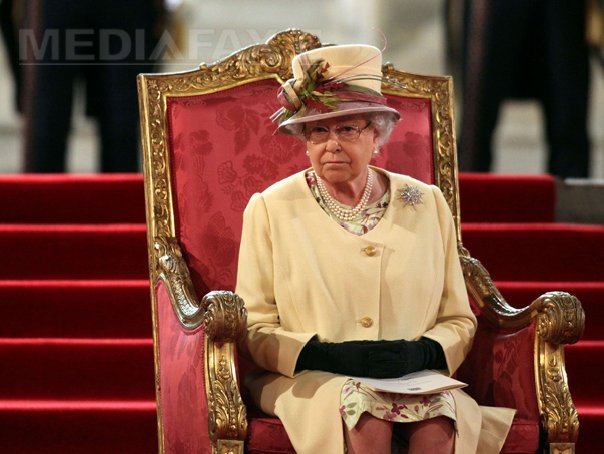 Imaginea articolului IMAGINE INEDITĂ: Soldatul camuflat care a surprins-o pe Regina Elizabeth a II-a 