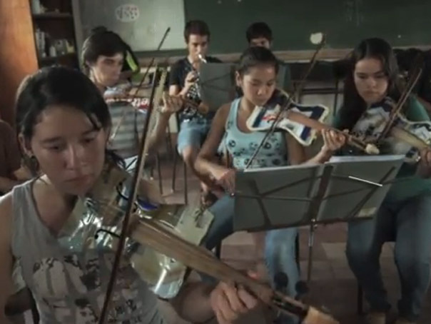 Imaginea articolului "Lumea ne trimite gunoi, noi îi dăm înapoi muzică" - Povestea copiilor care cântă la instrumente reciclate - VIDEO