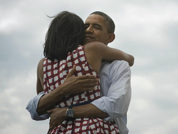 Imaginea articolului Explicaţia pentru cea mai celebră fotografie din 2012. Barack şi Michelle Obama vorbesc despre îmbrăţişarea care a făcut înconjurul lumii - VIDEO