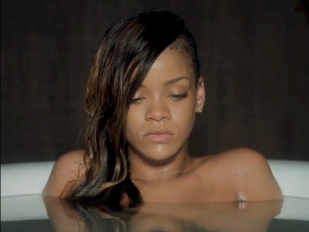 Imaginea articolului Rihanna a lansat un nou videclip: Cântăreaţa, fără machiaj şi fără haine, într-o postură vulnerabilă - FOTO, VIDEO
