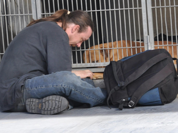 Imaginea articolului IMAGINEA EMOŢIONANTĂ care i-a adus câinele înapoi şi povestea bărbatului care a primit ajutor pe Facebook - FOTO, VIDEO