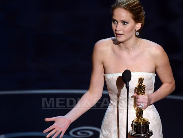 Imaginea articolului OSCAR 2013: Cea mai bună actriţă, incident stânjenitor la primirea trofeului. A ridicat sala în picioare - VIDEO