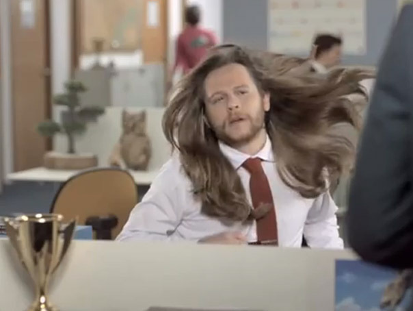 Imaginea articolului Cum să NU ai păr bogat şi mătăsos: Reclama amuzantă care avertizează bărbaţii despre şamponul pentru femei - VIDEO