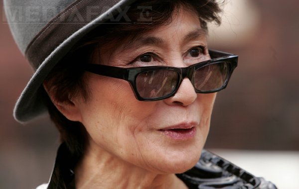 Imaginea articolului Yoko Ono a postat pe Twitter o fotografie cu ochelarii lui John Lennon pătaţi de sânge - FOTO 
