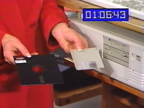 Imaginea articolului ANII 90: Cum era descris computerul. "Arată ca un tv, dar nu e un tv". Câţi îşi amintesc de floppy disk - VIDEO