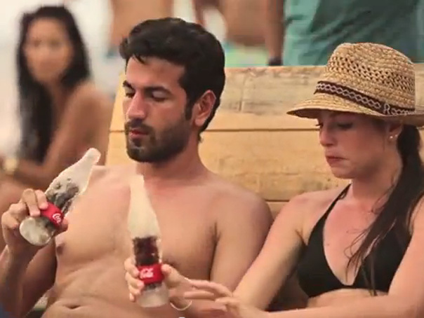 Imaginea articolului INEDIT: Coca-Cola a lansat sticla făcută complet din GHEAŢĂ - VIDEO
