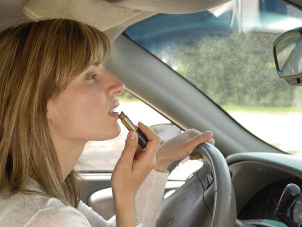 Imaginea articolului SONDAJ: Aproape jumătate dintre femei se machiază la volan. Câte accidente sunt provocate din această cauză