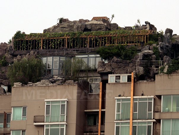 Imaginea articolului Locuinţă sub formă de munte, pe acoperişul unui bloc de 26 de etaje - FOTO