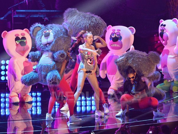 Imaginea articolului Miley Cyrus a şocat la MTV Video Music Awards. Vedeta a fost la polul opus al inocentei Hannah Montana - VIDEO