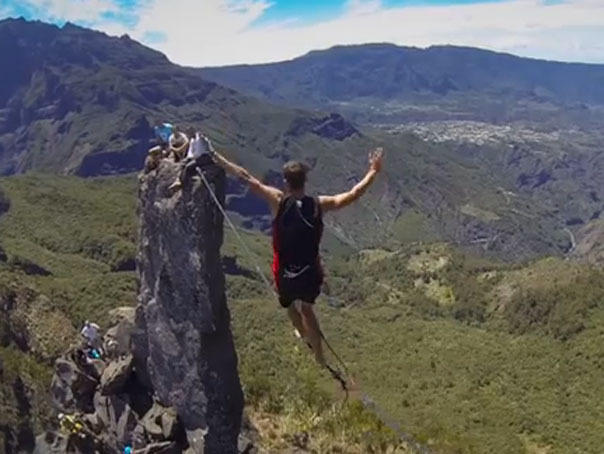 Imaginea articolului Distracţie periculoasă: Echilibristică la 2.000 de metri altitudine - VIDEO