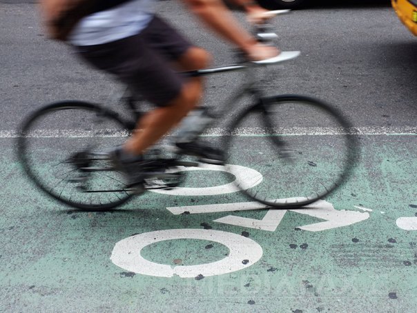 Imaginea articolului Un ciclist din Covasna a doborât recordurile la mersul în spate cu bicicleta şi sărituri pe o roată