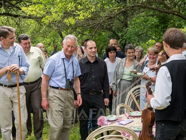 Imaginea articolului Prinţul Charles, aşteptat de localnicii din Valea Zălanului cu lăutari şi gulaş din carne de mistreţ - FOTO, VIDEO