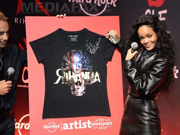 Imaginea articolului Rihanna a lansat, la Paris, în scopuri caritabile, o colecţie de tricouri