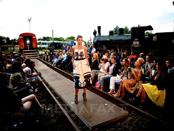 Imaginea articolului REPORTAJ: O carieră de piatră şi Depoul CFR Sibiu, transformate în catwalk pentru un festival de modă - FOTO