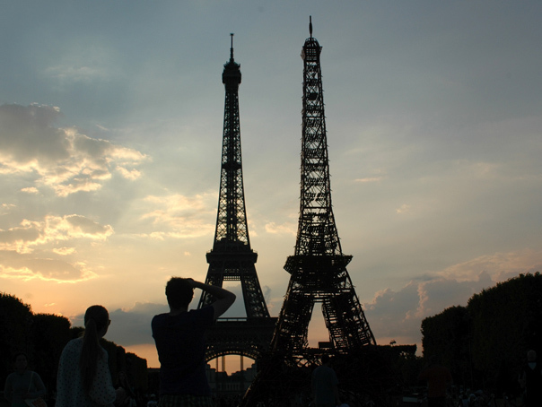 Imaginea articolului Turnul Eiffel are un "frate". O replică a celebrei construcţii a fost ridicată în apropierea turnului original - FOTO