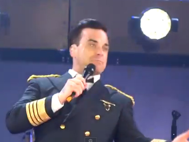 Imaginea articolului Robbie Williams a căzut de pe scenă şi a rupt mâna unei femei, în timpul unui concert - VIDEO