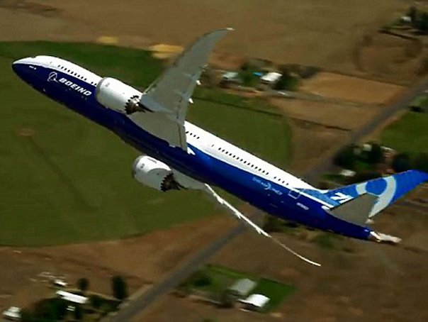 Imaginea articolului Imagini spectaculoase: Acrobaţii cu un avion de linie - VIDEO