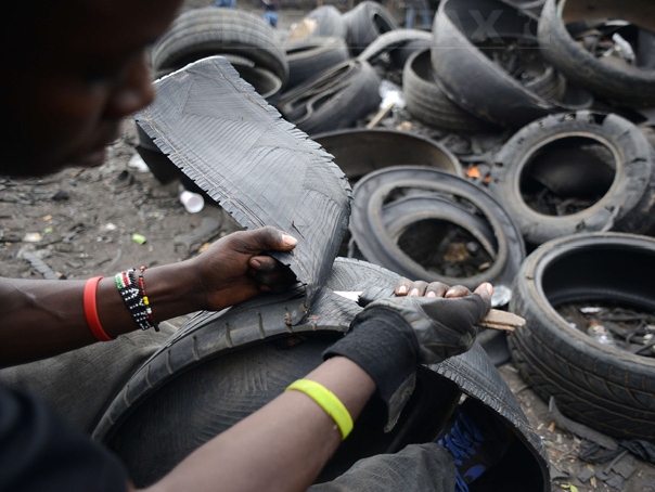 Imaginea articolului Metodă inedită de reciclare a cauciucurilor uzate: Cum se confecţionează sandalele care rezistă 1.600 de kilometri - FOTO